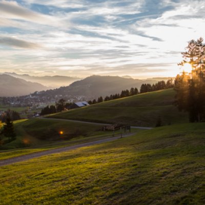 Der hoteleigene Klimapfad führt vom Hotel am Jugetbach vorbei durch den Wald über das Schwalbennest und die Bergheuwiesen zurück