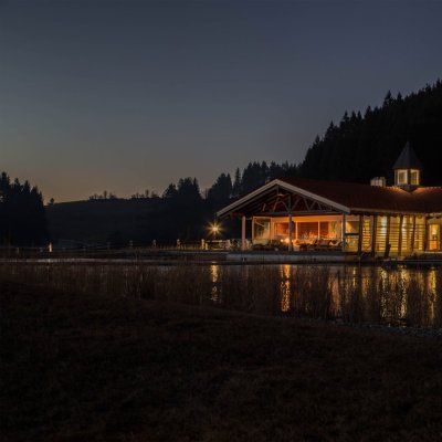 Haus am See zur Adventszeit