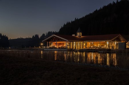 Haus am See zur Adventszeit