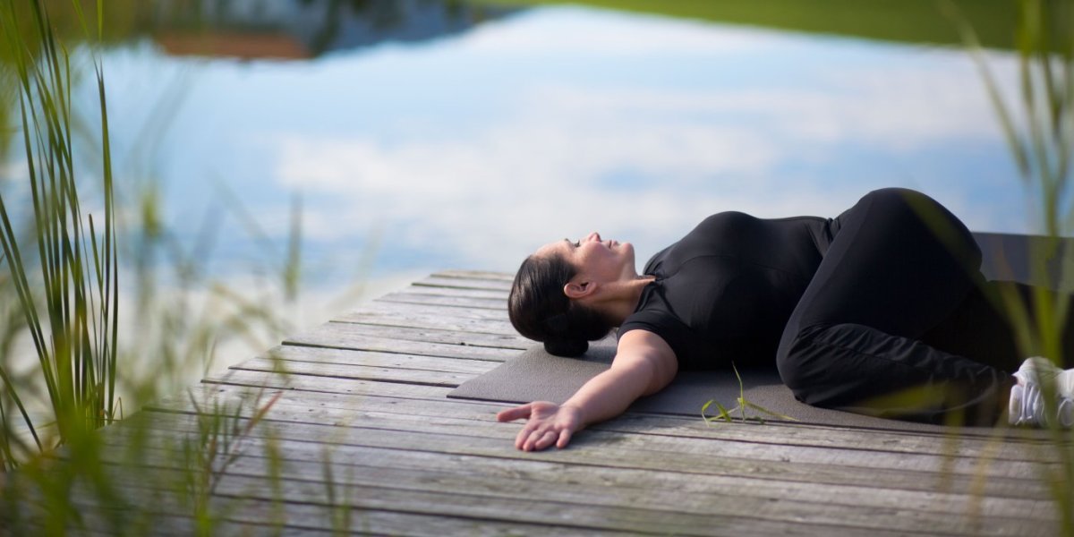 Yoga am Natursee