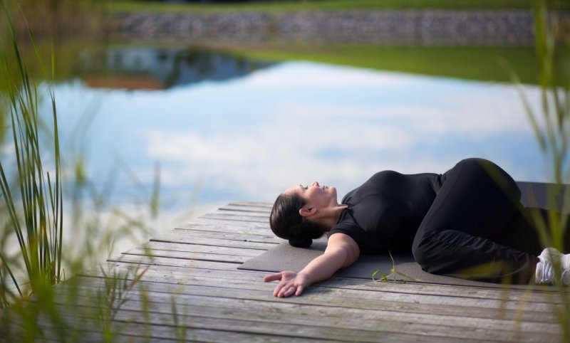 Yoga am Natursee