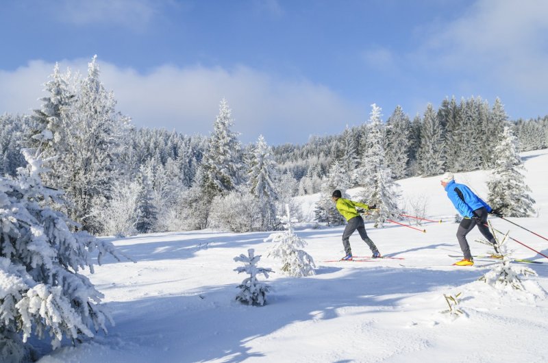 Gäste des Langlauf-Hotels im Allgäu skaten auf der Loipe Oberstaufen.