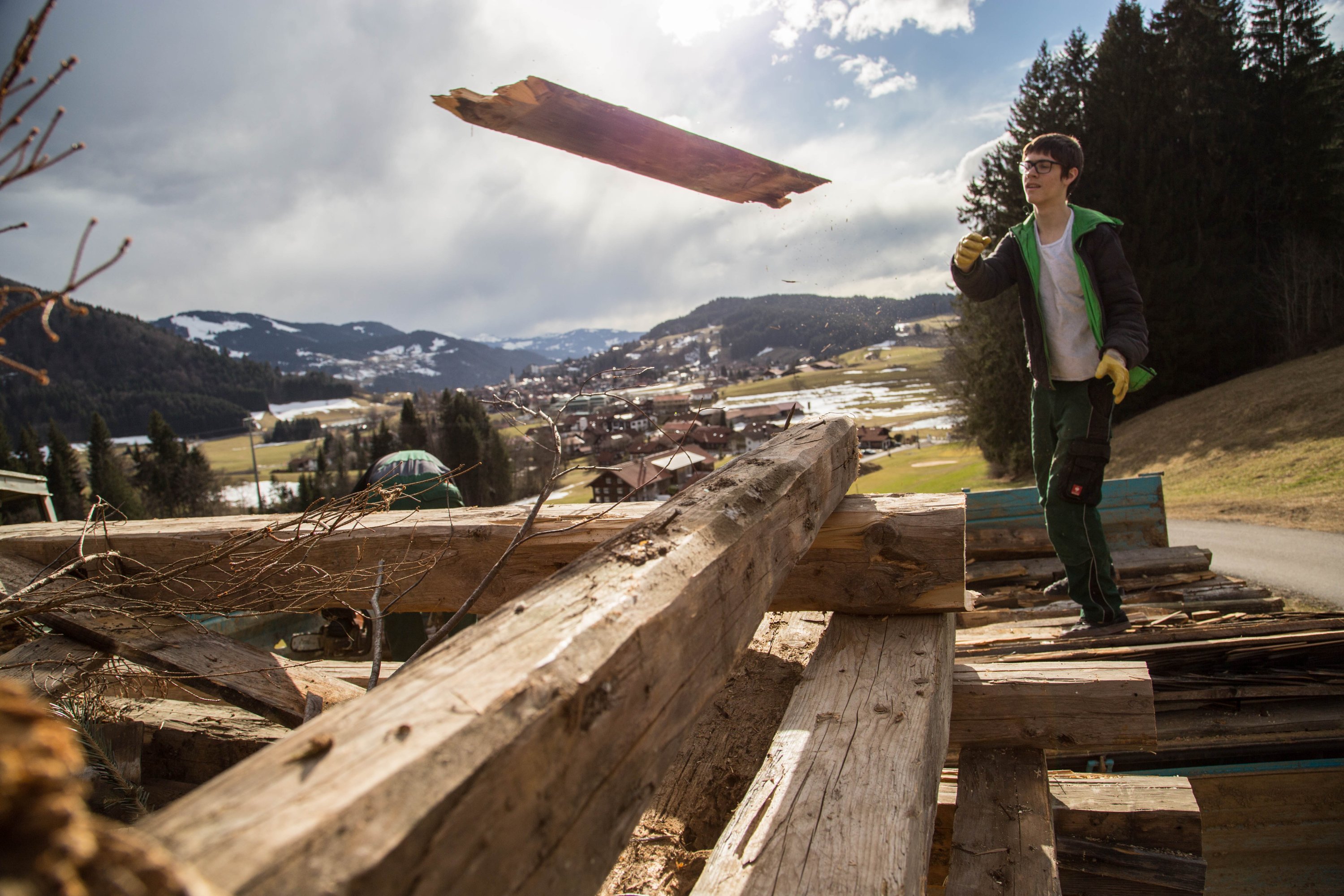Tobias Hauber wirft Holz für den Bau des Funkenfeuers.