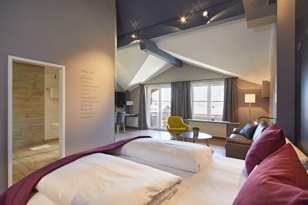 Das Themenzimmer Hochspitz im Heilfasten-Hotel bietet reichlich Platz für Ihren Rückzug aus dem Alltag.