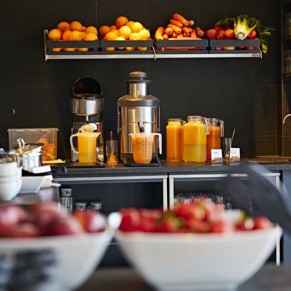 An der Saftstation stehen für Gäste des Genusshotels frische Fruchtsäfte zur Erfrischung im Wellnessbereich bereit. Die Saftstation von Haubers Naturresort bietet täglich neue Saftkombinationen, abgestimmt auf den Heilfasten-Plan.