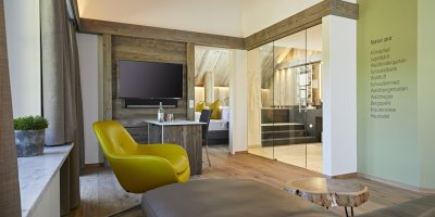 Das Themenzimmer Bergheu Lodge ist in warmen Holztönen eingerichtet.