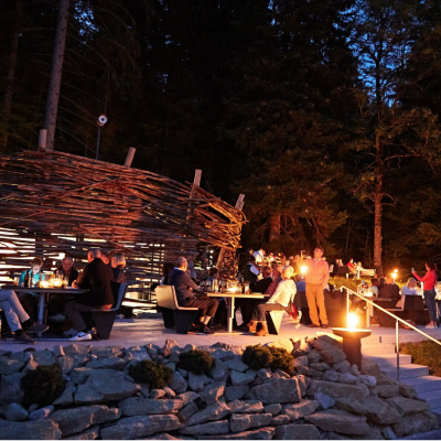 Beim Haubers Event Kulinarik am Schwalbennest speisen die Gäste des Gourmet-Hotels im Feuerschein.