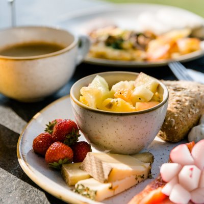 Beim Bergfrühstück an Haubers Schwalbennest serviert das Genusshotel Allgäuer Köstlichkeiten.