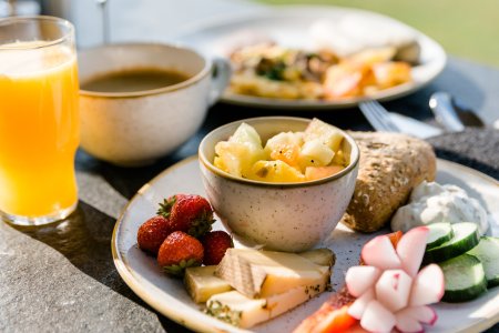 Beim Bergfrühstück an Haubers Schwalbennest serviert das Genusshotel Allgäuer Köstlichkeiten.