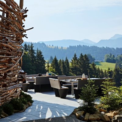 Beim Bergfrühstück auf 950 Metern Höhe stärken sich die Gäste für ihre geplante Wanderung um Oberstaufen.