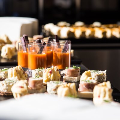 Beim Haubers Event Kultur am Schwalbennest ist für die Gourmethotel-Gäste Fingerfood am Buffet angerichtet.