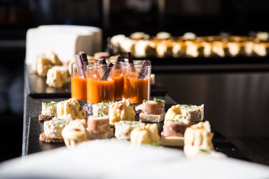 Beim Haubers Event Kultur am Schwalbennest ist für die Gourmethotel-Gäste Fingerfood am Buffet angerichtet.