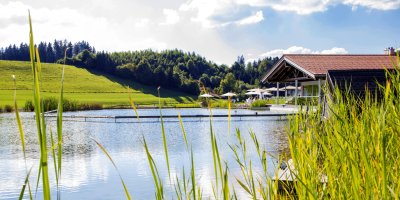Der Natursee direkt am familiengeführten Wellnesshotel im Allgäu wurde von Familie Hauber selbst angelegt.