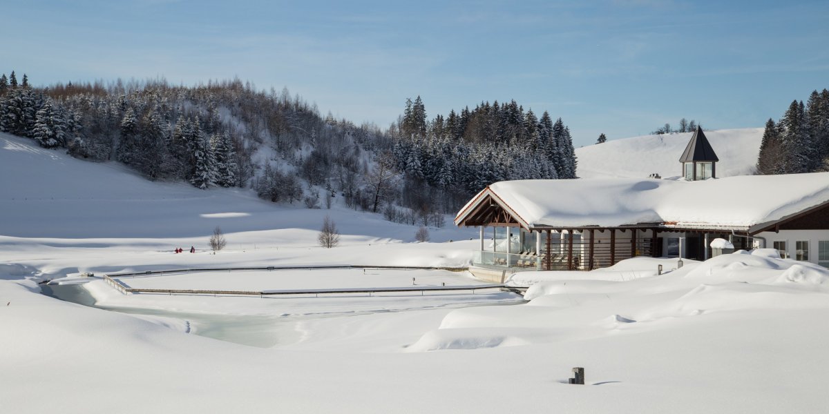 Verschneites Haus am See