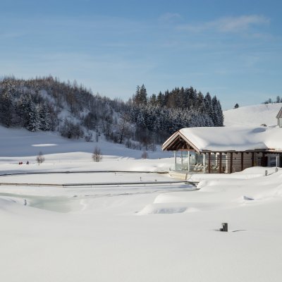 Der Wellnessbereich des Langlauf-Hotels im Allgäu liegt unter einer dichten Schneedecke.