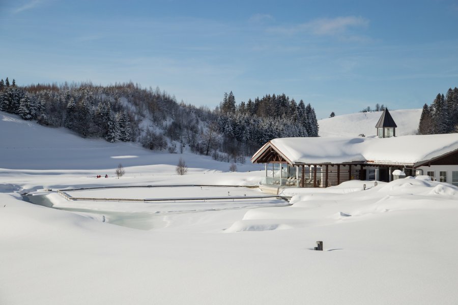 Verschneites Haus am See