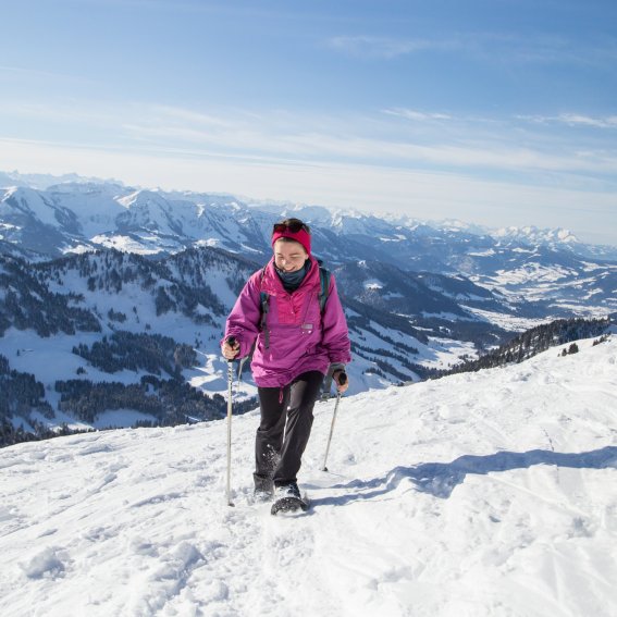 Beim Schneeschuhwandern im Allgäu starten Gäste direkt vom Hotel aus.