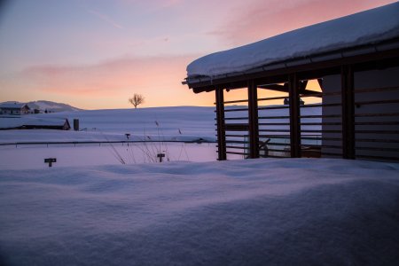 Haus am See im winterlichen Abendrot