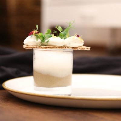 Vegetarische Küche in Haubers Naturresort Linsencremesuppe mit Muskatschaum, Kräuterchip und altem Apfelessig