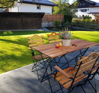 Sonnenterrasse mit Blick in den Garten