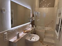 Badezimmer mit Badewanne und Dusche