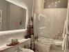 Badezimmer mit Dusche und Badewanne