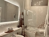 Badezimmer mit Dusche und Badewanne