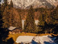 1767690 Eine Hütte im Wald neben einem schneebedeckten See