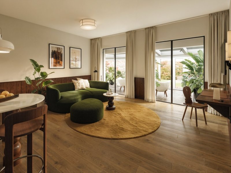 1767642 Modernes Wohnzimmer mit Zugang zum Garten