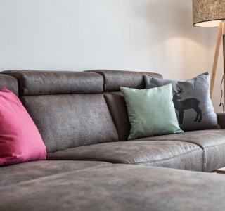 Bild von einem Sofa in einer der Ferienwohnungen.