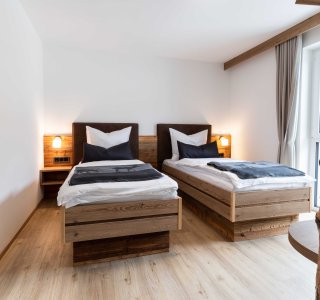 Schlafzimmer mit zwei Einzelbetten.