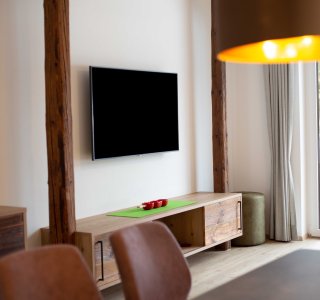 Bild von einem Fernseher - hinten der Balkon.