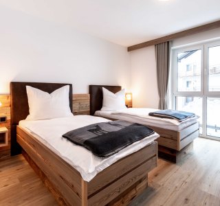 Ansicht eines Schlafzimmers mit zwei Einzelbetten.