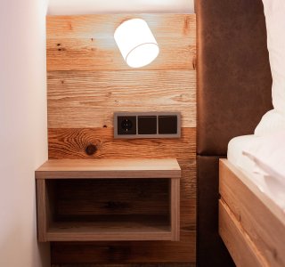 Nachtkästchen mit Lampe