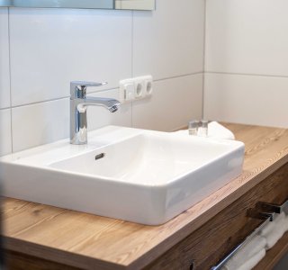 Ansicht Badezimmer mit Waschbecken.