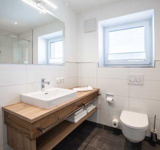 Bild von einem Badezimmer in einer der Ferienwohnungen.