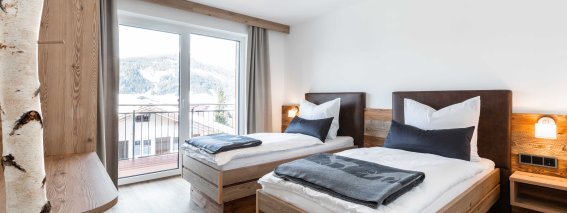 Bild von einem Schlafzimmer mit zwei Einzelbetten.