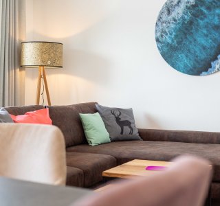 Heller Raum mit Sofa.