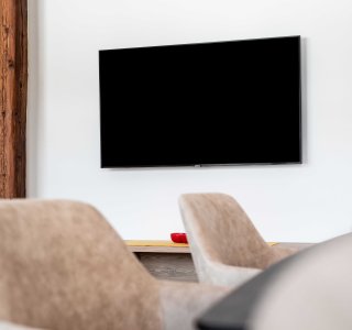 Bild von einem der großen Fernseher, die in jeder Ferienwohnung aufgehängt sind.