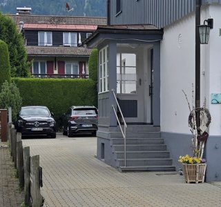 etwas beengt, aber Platz für Kleinwagen, Mittelklassewagen und SUV