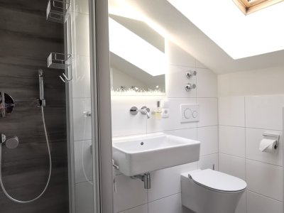 Bad im kleinen Doppelzimmer mit Regendusche