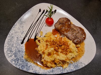 Zwiebelrostbraten mit Kässpatzen