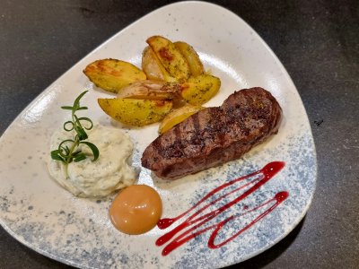 Rumpsteak mit hausgemachten Wedges und Kräuterquark