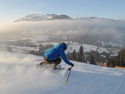 Bei uns führt der Schnee die Regie (11 Lifte, 32 Pistenkilometer) -Wir liegen über 1.000 Meter, das bedeutet Schneesicherheit.