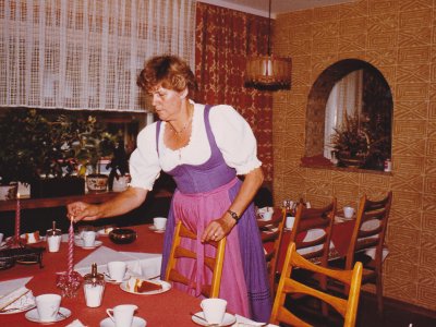 Was für ein farben froher Tagesraum in den 70gern.
Und Luise die Seniorchefin.