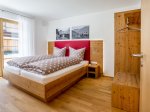 Schlafzimmer mit Doppelbett