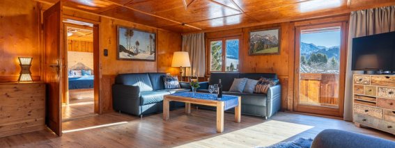 Wohnzimmer mit Balkonzugang