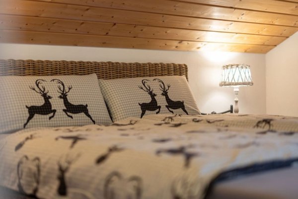 separates Schlafzimmer mit Balkonzugang