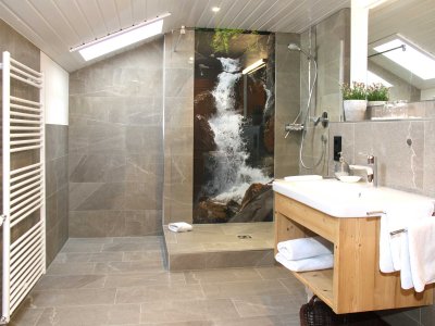 Großes Badezimmer 