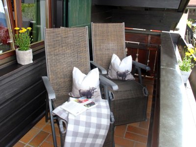 Liegestühle auf dem Balkon